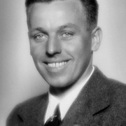 Mann mit Anzug mit Hakenkreuz-Pinnadel l&auml;chelt in die Kamera. &copy; &Ouml;StA