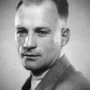 Halbprofil von Mann mit Anzug, Krawatte und wei&szlig;em Hemd, Blickrichtung nach Vorne &copy; Deutsches Bundesarchiv