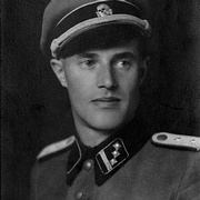 Mann mit Uniform und SS-M&uuml;tze halbprofil nach links, blickt rechts an Betrachter:in vorbei &copy; VWI