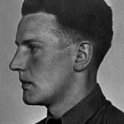 Profil eines jungen Mannes in Hemd, Krawatte und darauf Hakenkreuz-Pinnadel. &copy; Deutsches Bundesarchiv