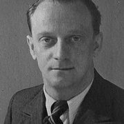 Halbprofil eines Mannes in Anzug, wei&szlig;em Hemd, eher schmal gestreifter Krawatte, Blick in die Kamera &copy; Deutsches Bundesarchiv