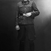 Totale von Mann mit Uniform und Lederstiefeln, blickt rechts an der Kamera vorbei. &copy; Wiener Stadt- und Landesarchiv