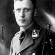 Halbprofil, junger Mann mit Uniform, Hakenkreuzbinde am linken Arm, Blick zur Kamera &copy; Deutsches Bundesarchiv