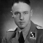 Halbprofil von Mann in Uniform, Blick in die Kamera &copy; Deutsches Bundesarchiv