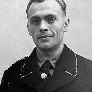 Frontalaufnahme von Mann mit Uniform, unter dem Krawattenkonten ist eine Hakenkreuz-Pinnadel. &copy; &Ouml;sterreichisches Staatsarchiv