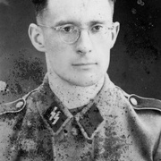 Frontralportrait von Mann in Uniform, runde Brille mit hellem Gestell, SS am Hemdkragen. Blick rechts an der Kamera vorbei. &copy; Wiener Stadt- und Landesarchiv