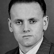 Portrait eines Mannes in Nadelstreifenanzug, mit wei&szlig;em schmalgestreiften Hemd und gestreifter Krawatte. Blick zur Kamera. &copy; Deutsches Bundesarchiv