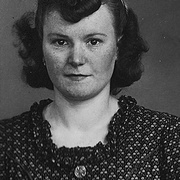 Frau mit circa kinnlangen, dunklen, vermutlich braunen, Locken, Sommersprossen, gemustertem Kleid mit anger&uuml;schtem Kragen und Kn&ouml;pfen vorne. Blickt zur Kamera. &copy; Wiener Stadt- und Landesarchiv