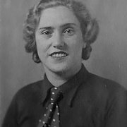 Frau mit nackenlangen blonden Locken, dunklem Hemd und gepunkteter Krawatte. Blick zur Kamera. &copy; Deutsches Bundesarchiv