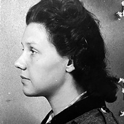 Profil von Frau in Trachtensakko, mit Bluse darunter, braune Locken fast schulterlang &copy; Deutsches Bundesarchiv