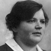 Frau mit kurzen braunen Locken, Halbprofil, dunkles Sakko mit wei&szlig;em Hemdkragen &copy; &Ouml;sterreichisches Staatsarchiv