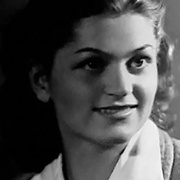 Frau in grauem Sakko, wei&szlig;em Hemdkragen, blonden Locken, ca. Schulterlang. &copy; Filmstill aus I met Adolf Eichmann (BBC, 2002), Courtesy of Peter Kessler