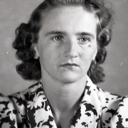 Frau mit etwa kinnlangen braunen Locken, schwarz-wei&szlig; gemustertem Blazer, blickt rechts an der Kamera vorbei. &copy; Privat