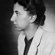 Profil von einer Frau mit hellem Sakko, schwarzer zugekn&ouml;pfter Bluse, dunklen hochgesteckten Locken. &copy; Deutsches Bundesarchiv